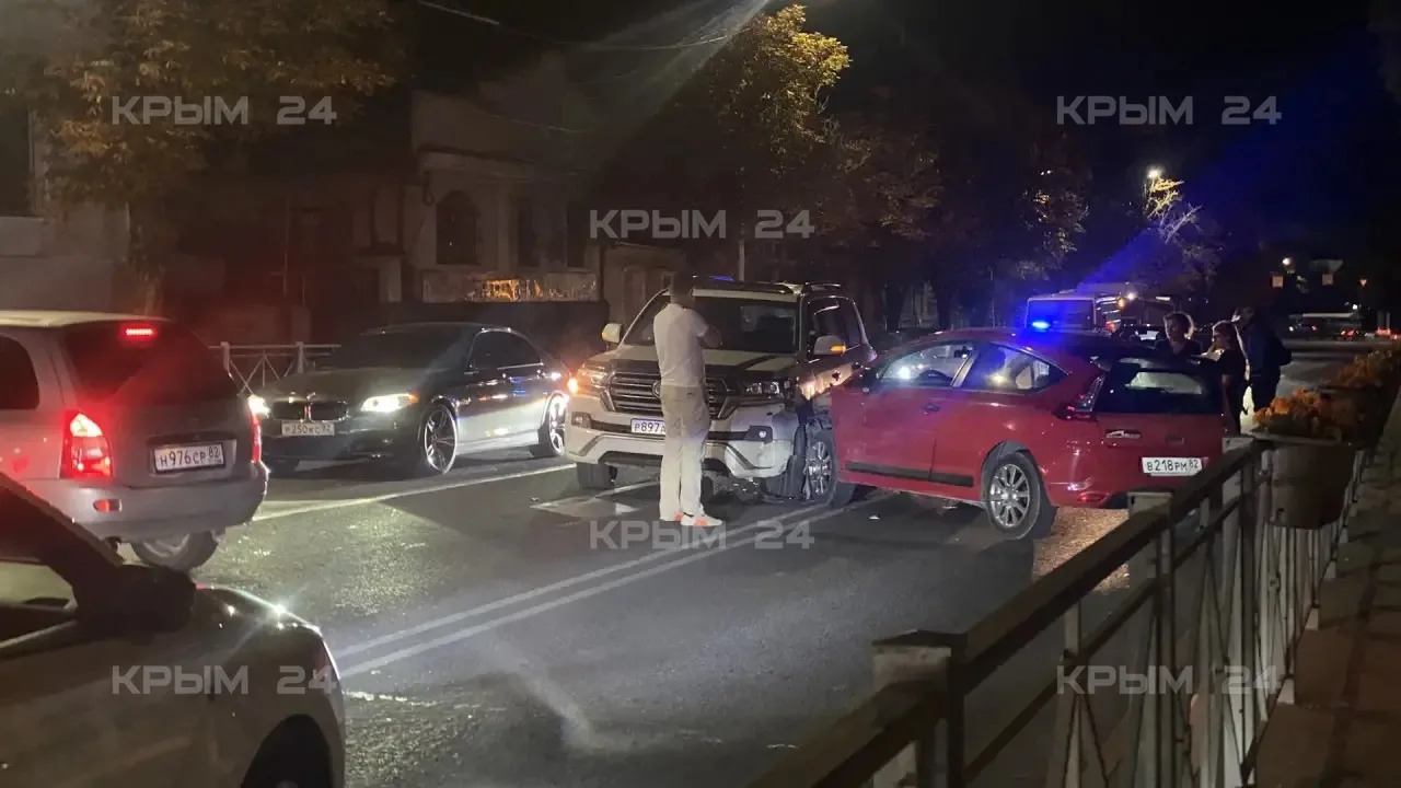 🚨 Джип и легковушка столкнулись на улице Ленина в Симферополе