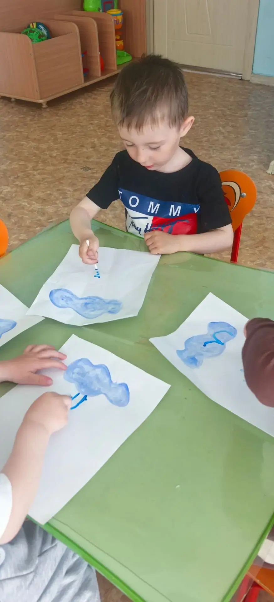 ☔ Дождик, дождик, веселей! Нетрадиционное рисование в группе «Гномики» 🎨

В группе «Гномики» 🍄👶 п