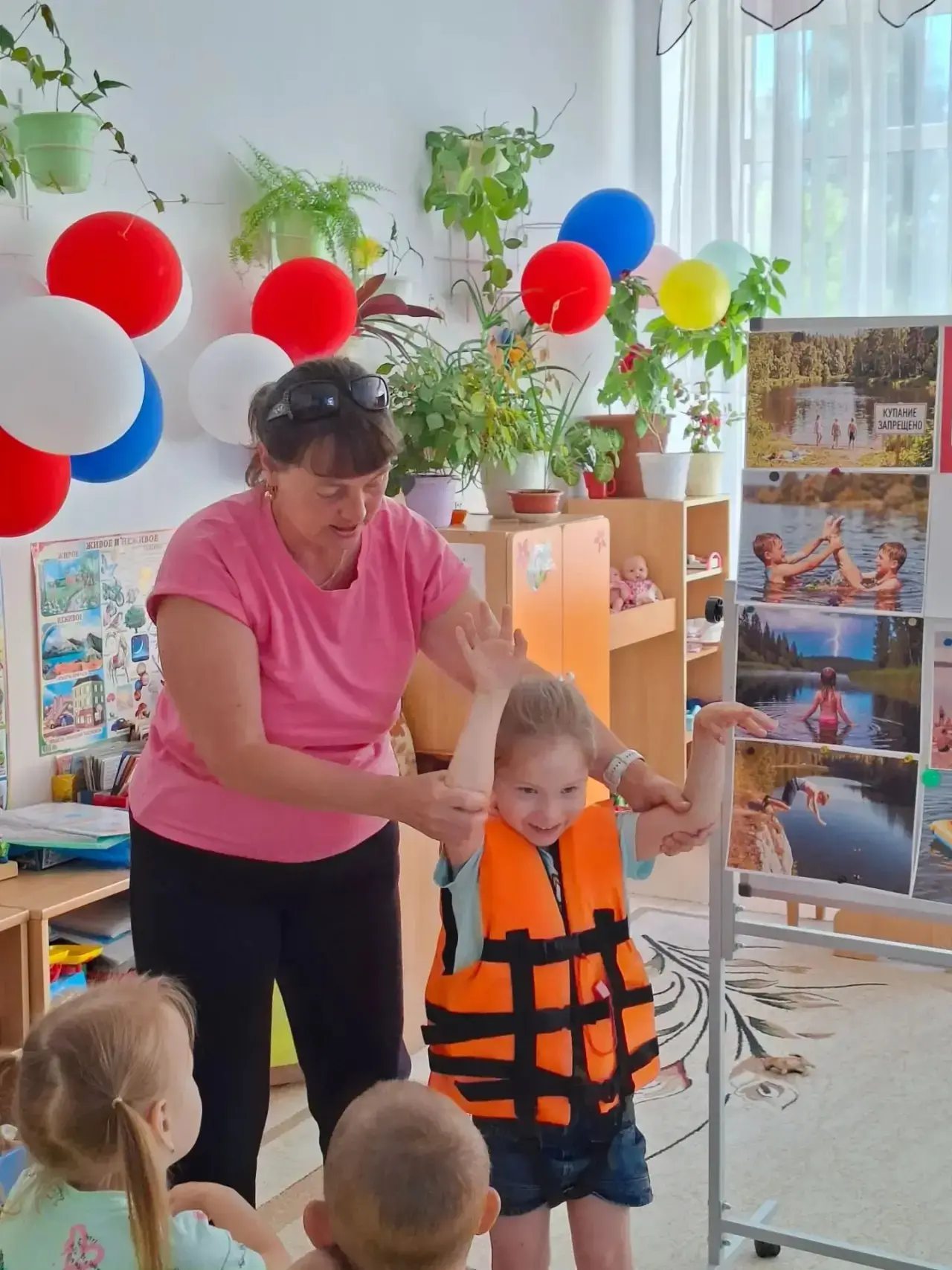 Сегодня к нам в гости приходил инспектор ЕДДС города Чебаркуль Дьяченко Ирина Викторовна. Она с деть