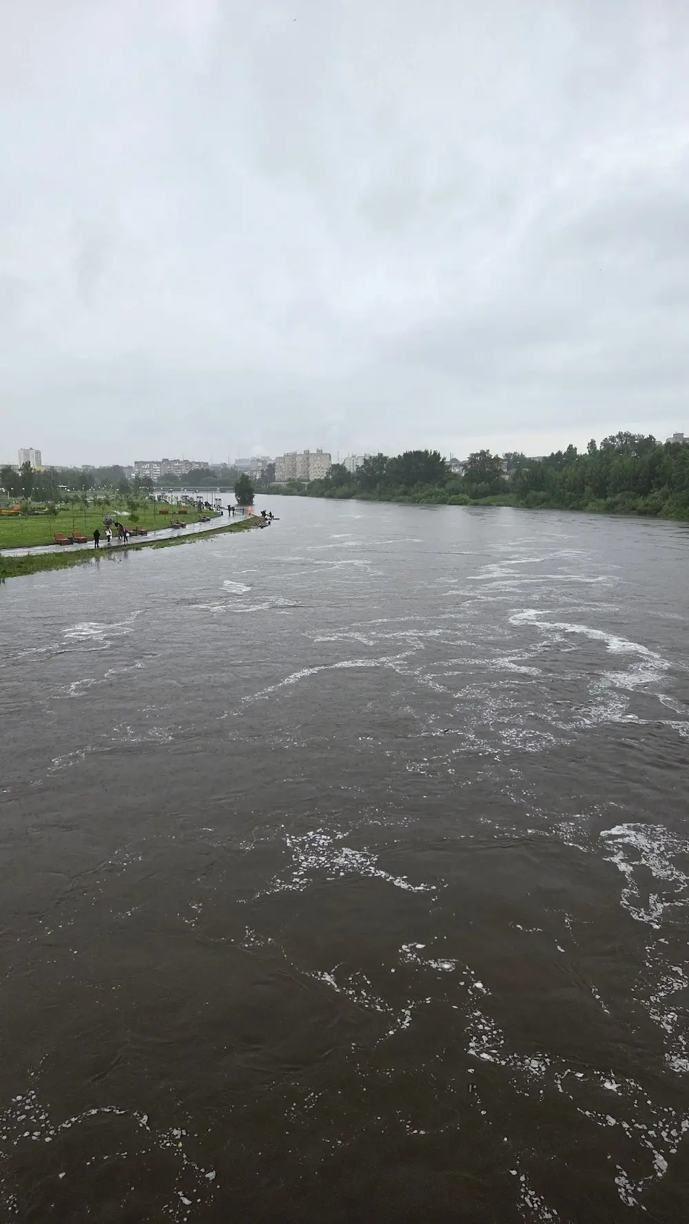 🌊 Затопление улицы Серова и парка "Народный" из-за выхода воды из реки Тагил