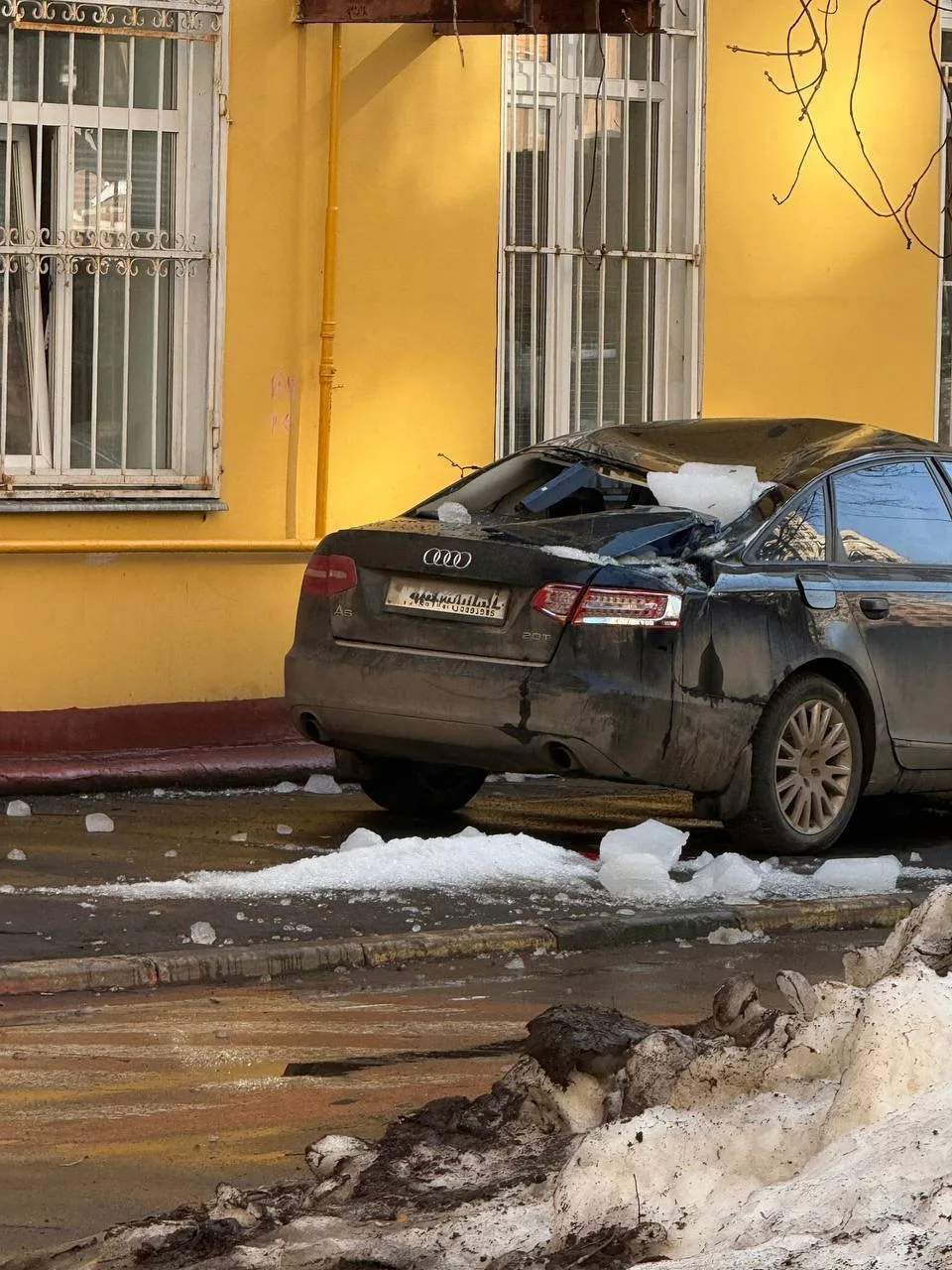 😳 С крыши дома на Средней Первомайской сошел лёд со снегом на автомобиль