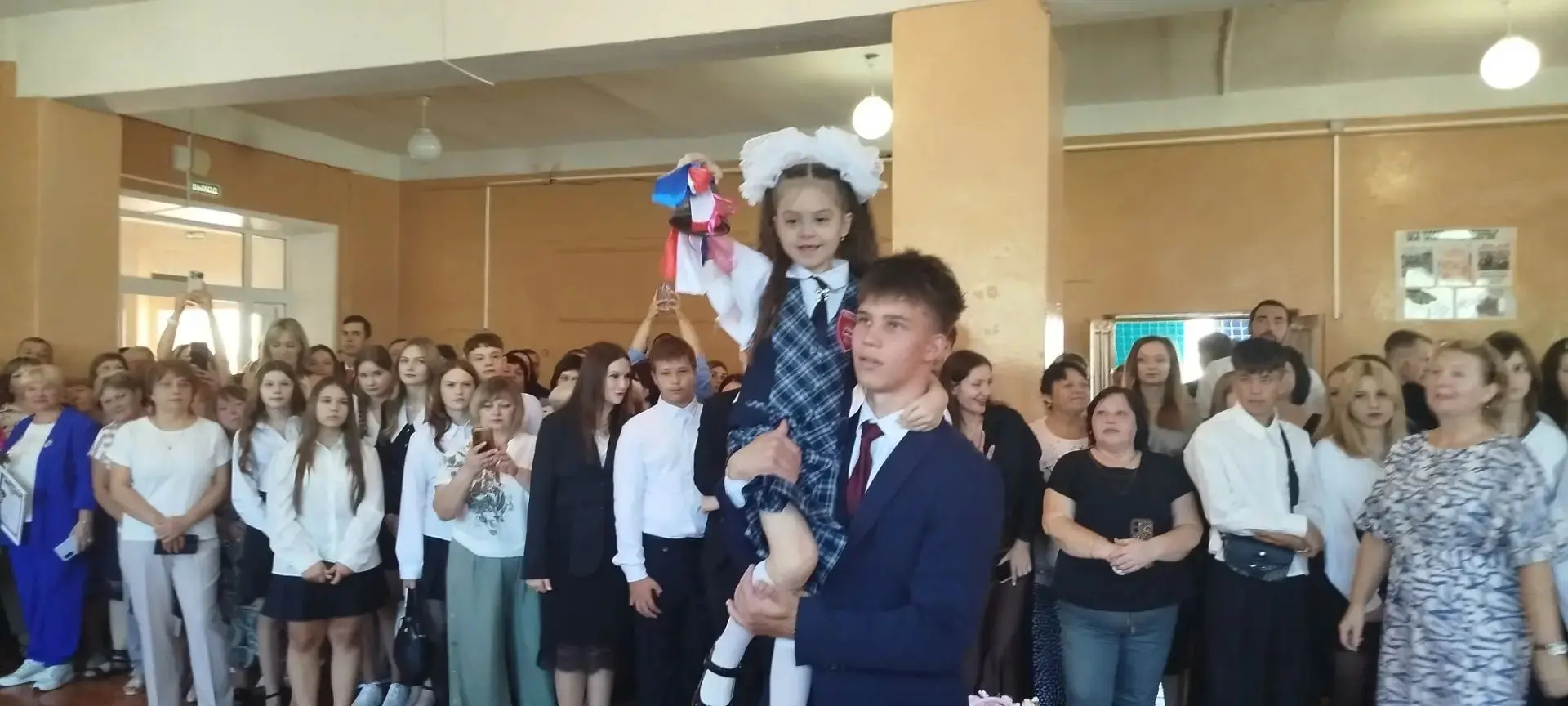 Школьный праздник "Первый звонок" собрал самых маленьких школьников, будущих выпускнико...