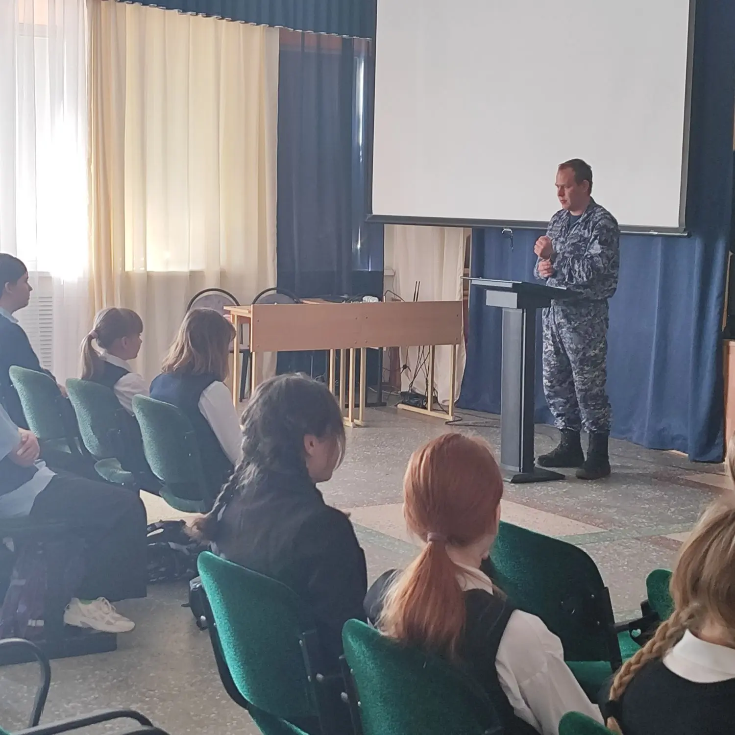 Безопасность превыше всего: встреча с Росгвардией в нашей гимназии  В рамках системной работы по про