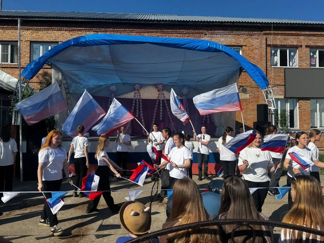 В посёлке Бор прошёл патриотический флешмоб «Флаги во дворах»

В честь Дня России активисты молодёжн