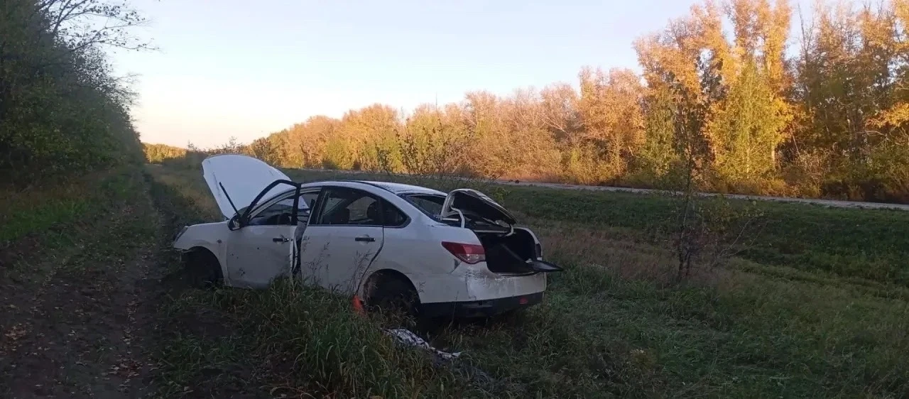 🚓 Мужчина погиб в перевернувшемся седане Nissan Almera в Карасукском районе – его пасс...