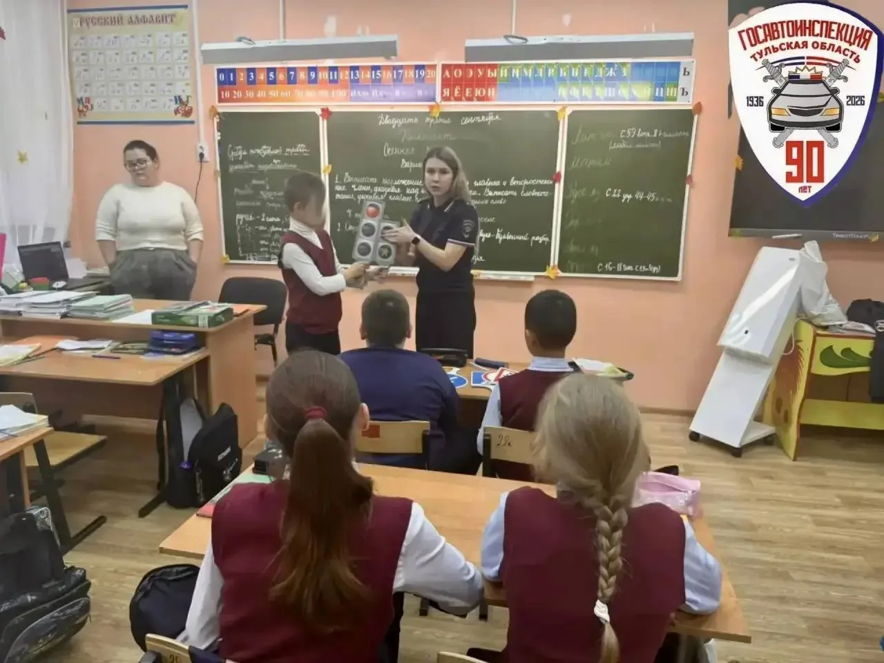 🚦 Новомосковские автоинспекторы провели урок безопасности для школьников