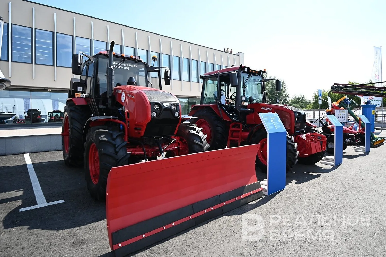 Сельские поселения Татарстана получат 12 тракторов на 32,2 млн рублей
