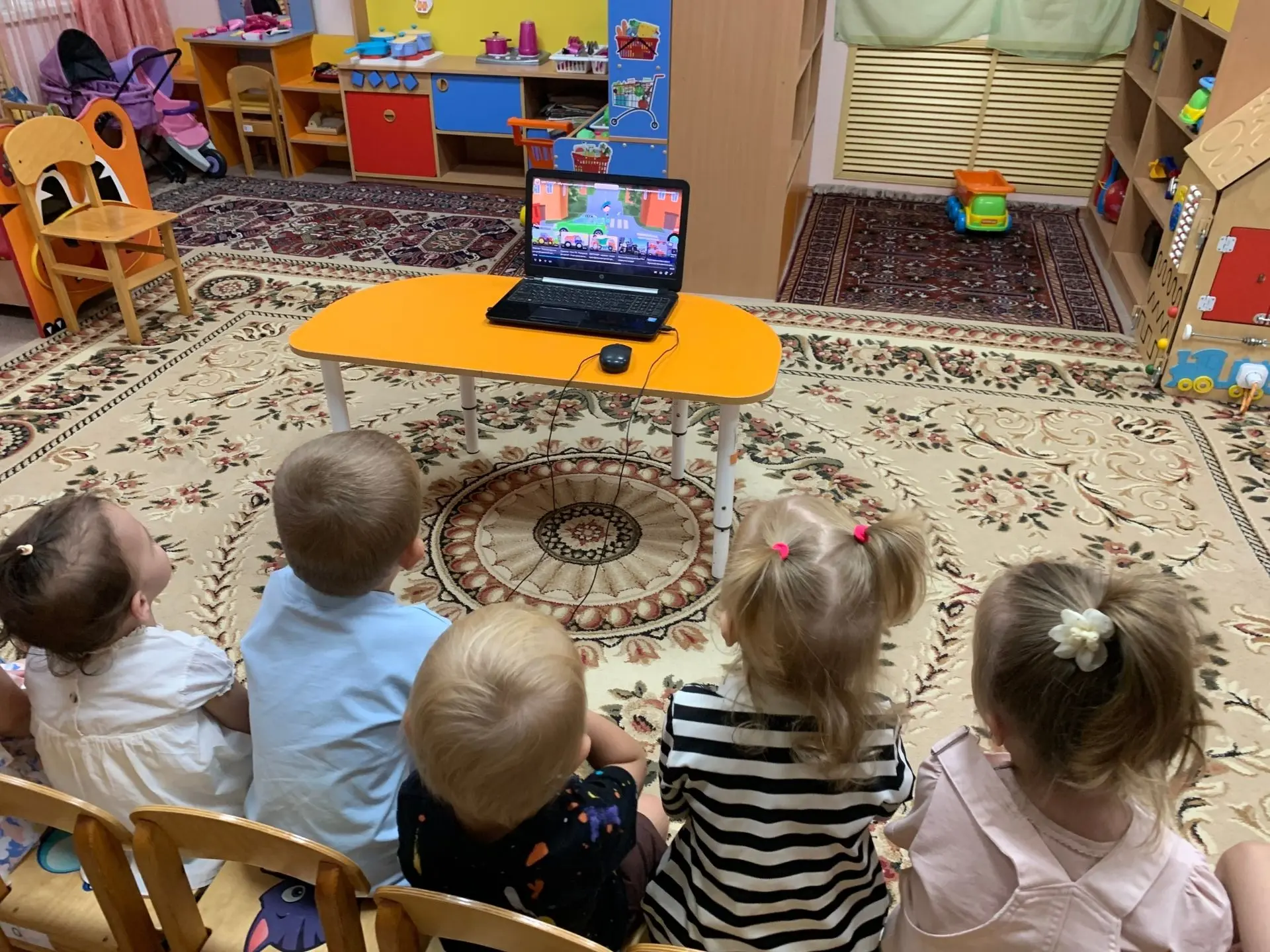 Красный – стоп всему движенью.