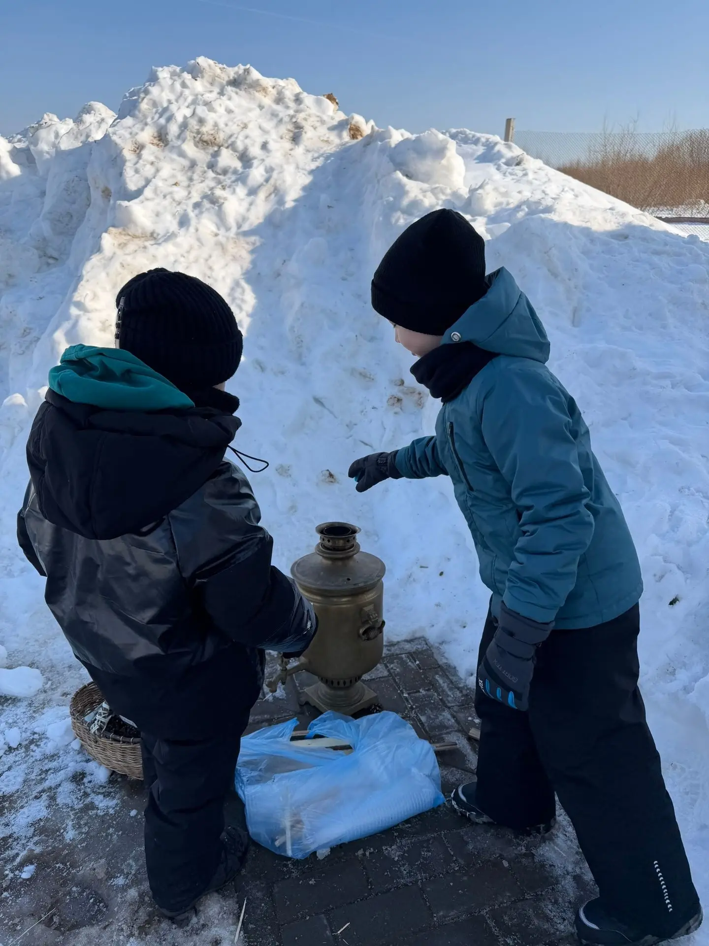 Весна началась весело и задорно! Сегодня 1Б класс устроил праздник начала весны. В программе были ве