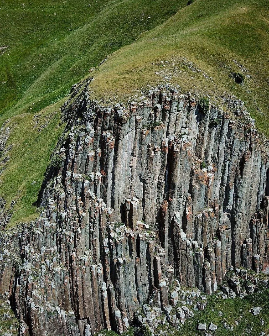🌄 Скалы Карандаши (Орган) в районе плато Бермамыт  Это отдельно стоящая скала к югу от плато, котора