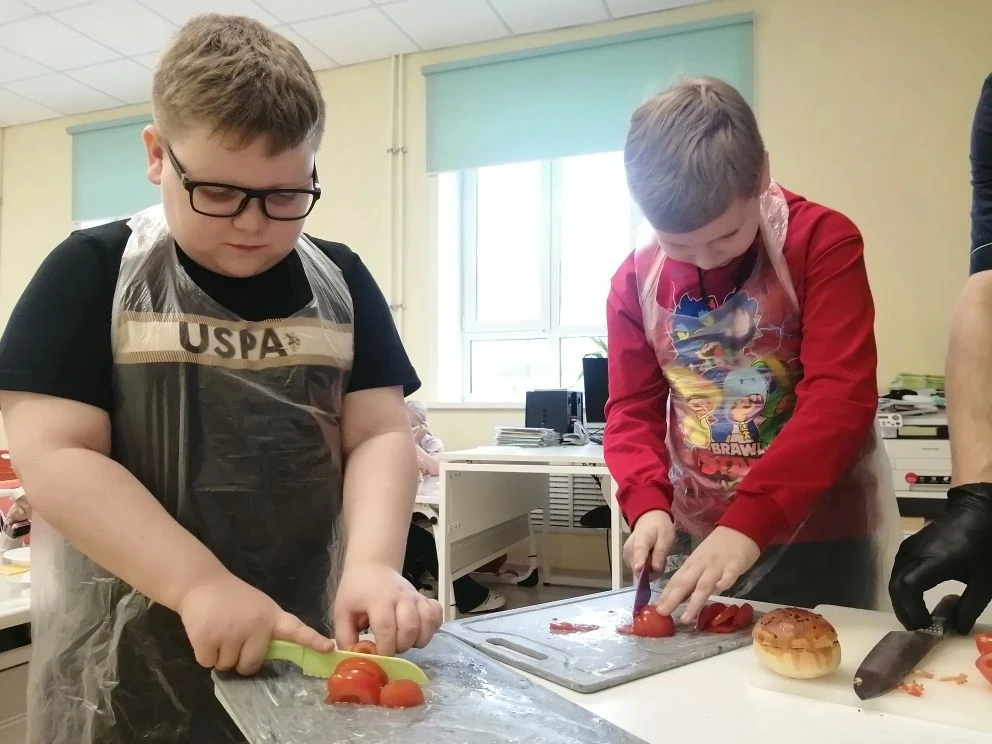 ВКУСНО, ВЕСЕЛО, ПОЗНАВАТЕЛЬНО! 🍔✨  Во время каникул обучающиеся 2 Б класса приняли участие в УВЛЕКАТ