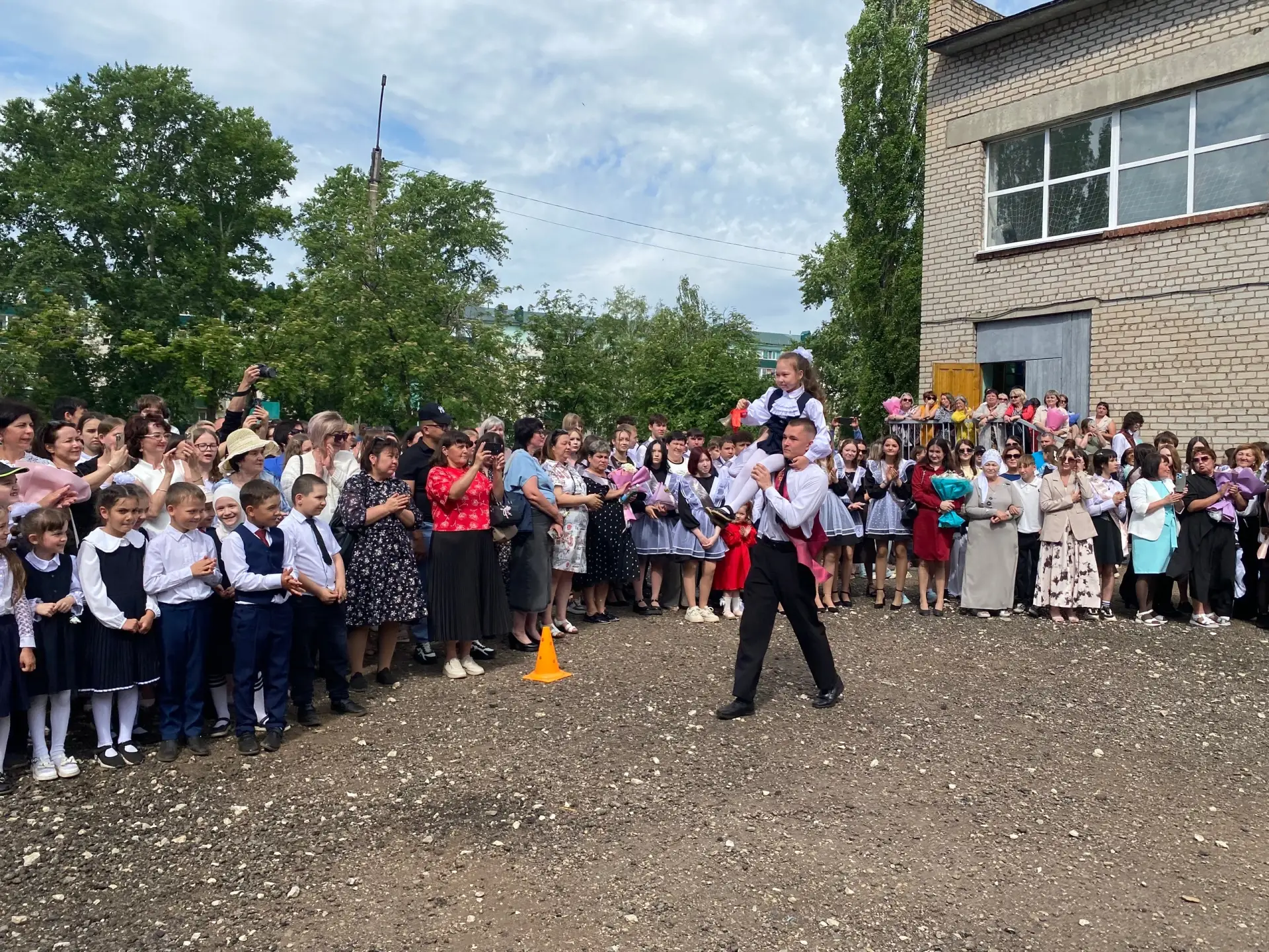 С последним звонком!   Прозвенел звонок последний, Провожая в добрый путь. Этот яркий день весенний 