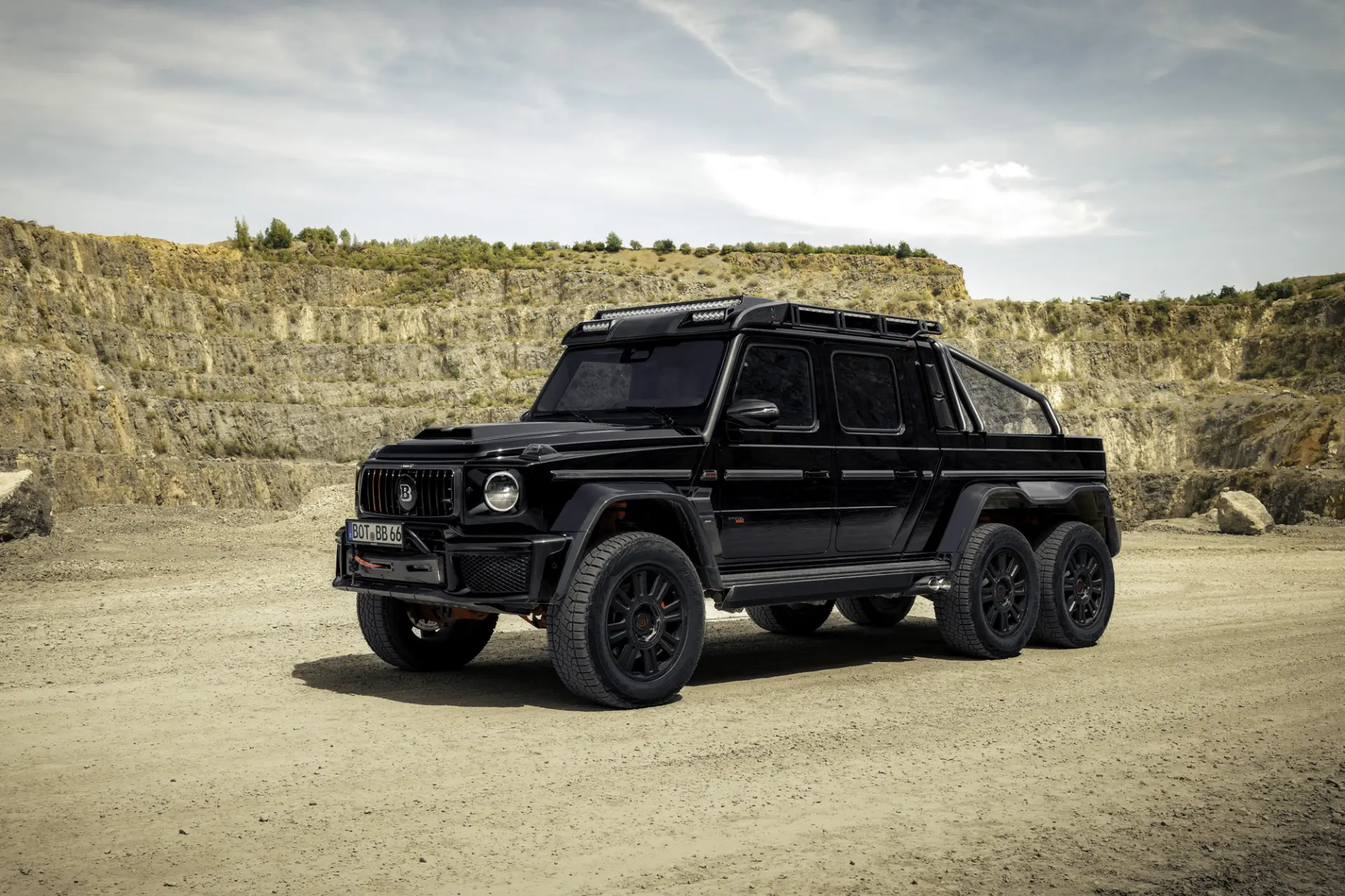 🖤Последняя ревизия дерзкого 6-колёсного проекта "Brabus XLP 800 6×6 Adventure".
💣В отличии от базо
