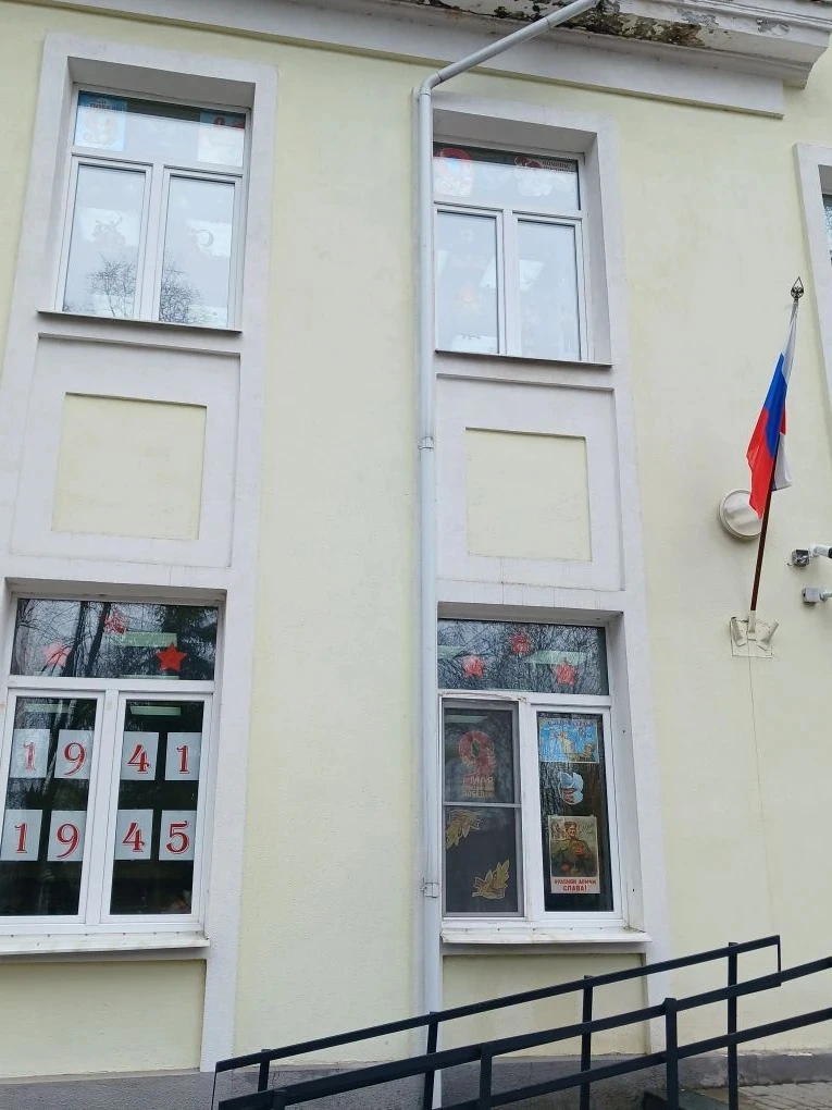 В нашем лицее прошла акция «Окна Победы»! ❤️  В рамках акции ребята с душой украсили окна школы — тр