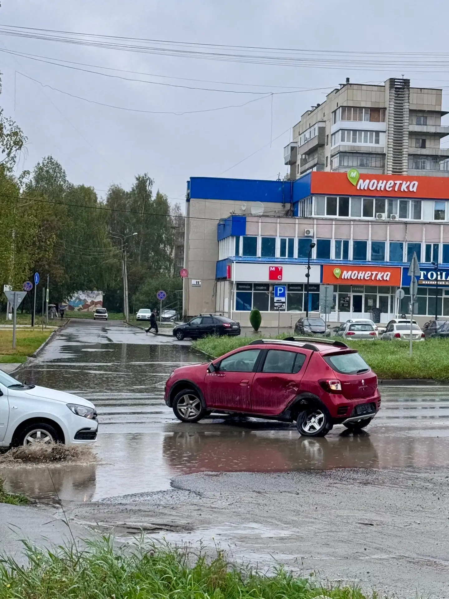 Возле пруда на Карла Маркса столкнулись два автомобиля.
