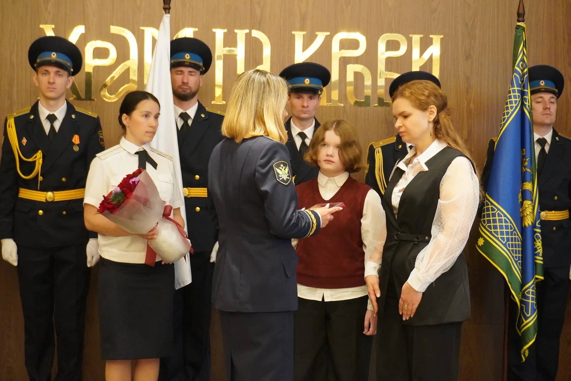 Вручение медали «За доблесть» посмертно родным погибшего сотрудника ГУФССП России по Свердловской об