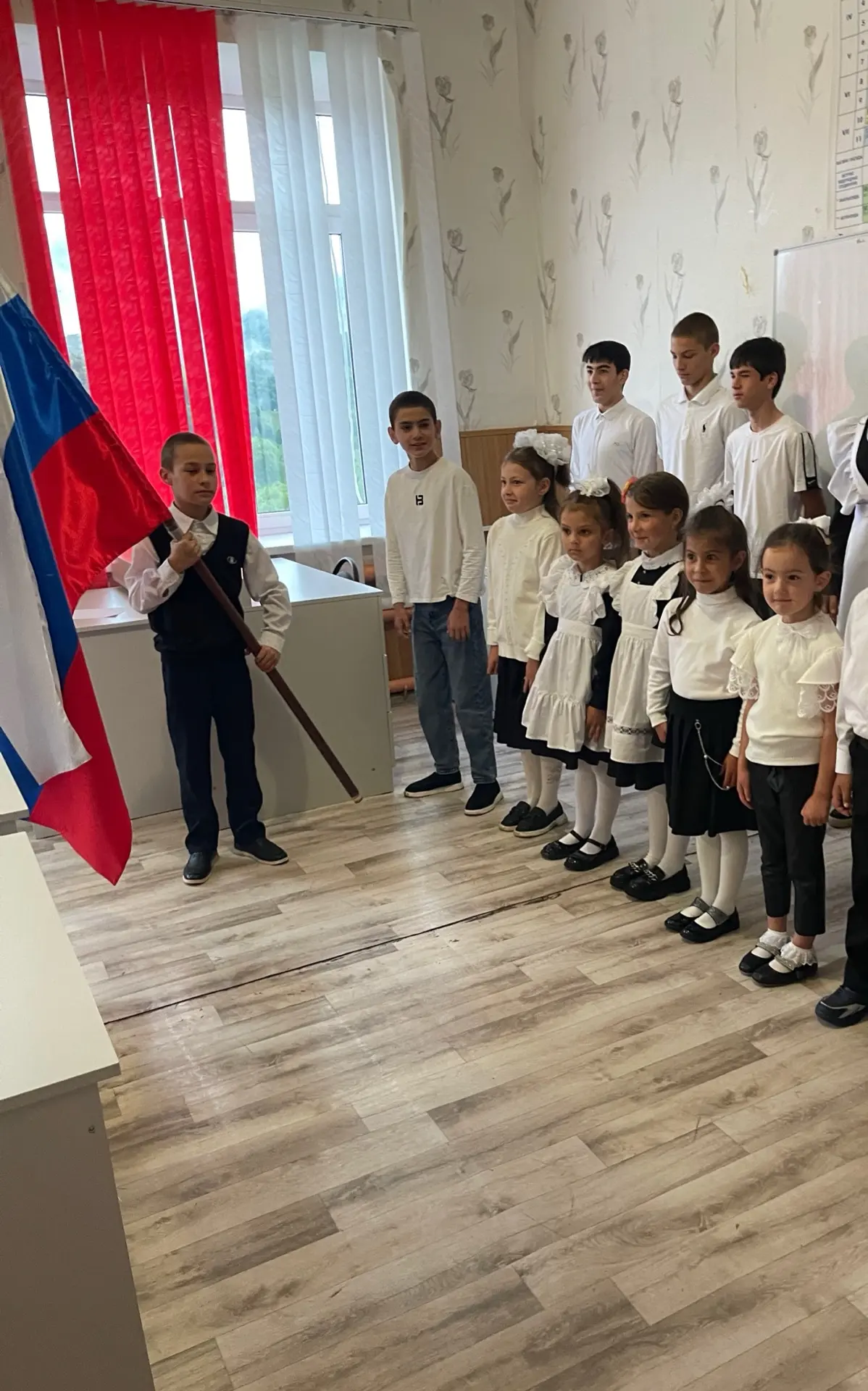 Первая линейка понедельника: традиции, флаг и Разговоры о важном 🇷🇺