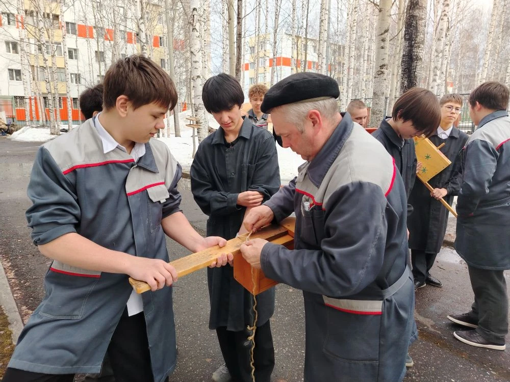 Встречаем перелетных птиц 🐦🐤  🙋‍♂️🙋‍♂️ Сегодня на нашем школьном дворе большое оживление. Ученики  8