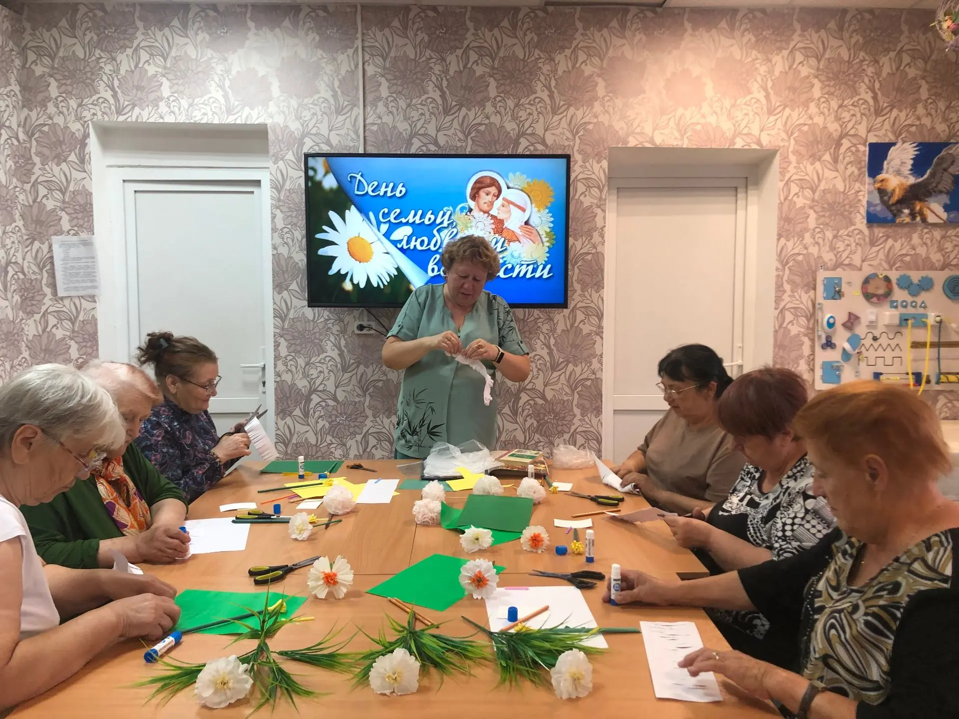 Тематический вечер «Семья на страницах великих произведений» 🎉

В   День Семьи Любви и Верности в о