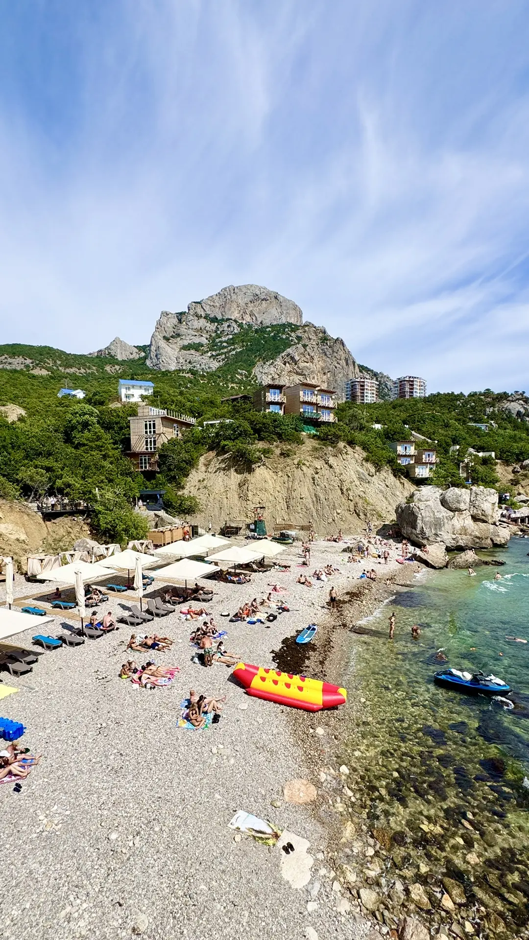Пляж «Ласпи» - одно из красивых мест для отдыха на Южном берегу Крыма 🏖️ 

Недавно побывал на пляже