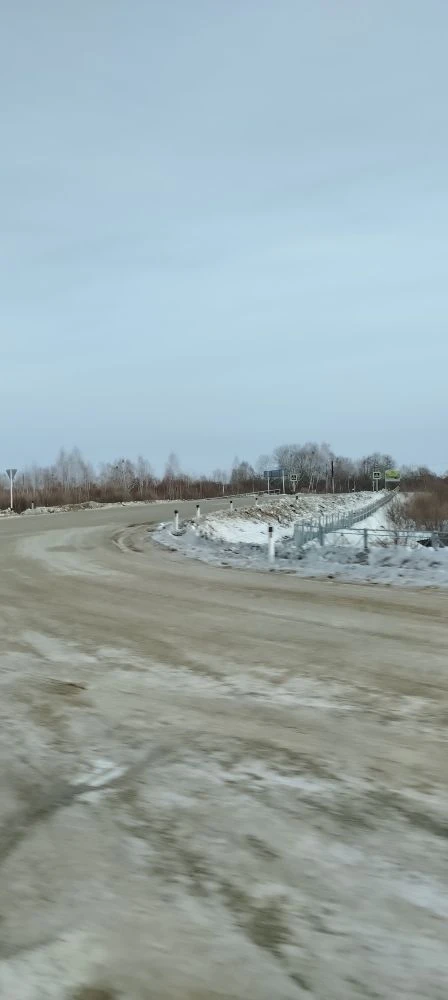 😁 Куда ведёт дорога? В село Бирофельд, в котором есть прекрасная школа. 25 лет назад м...
