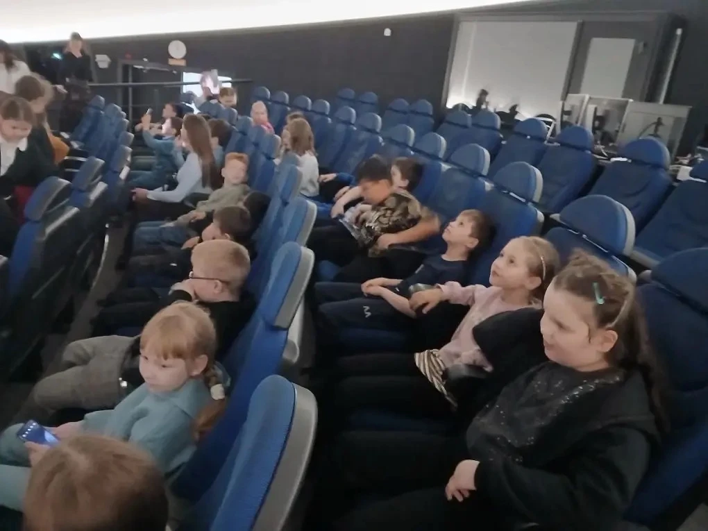 Сегодня учащиеся 2в и 3в классов посетили планетарий им.А.А.Леонова. 🪐  Был очень интересный интерак