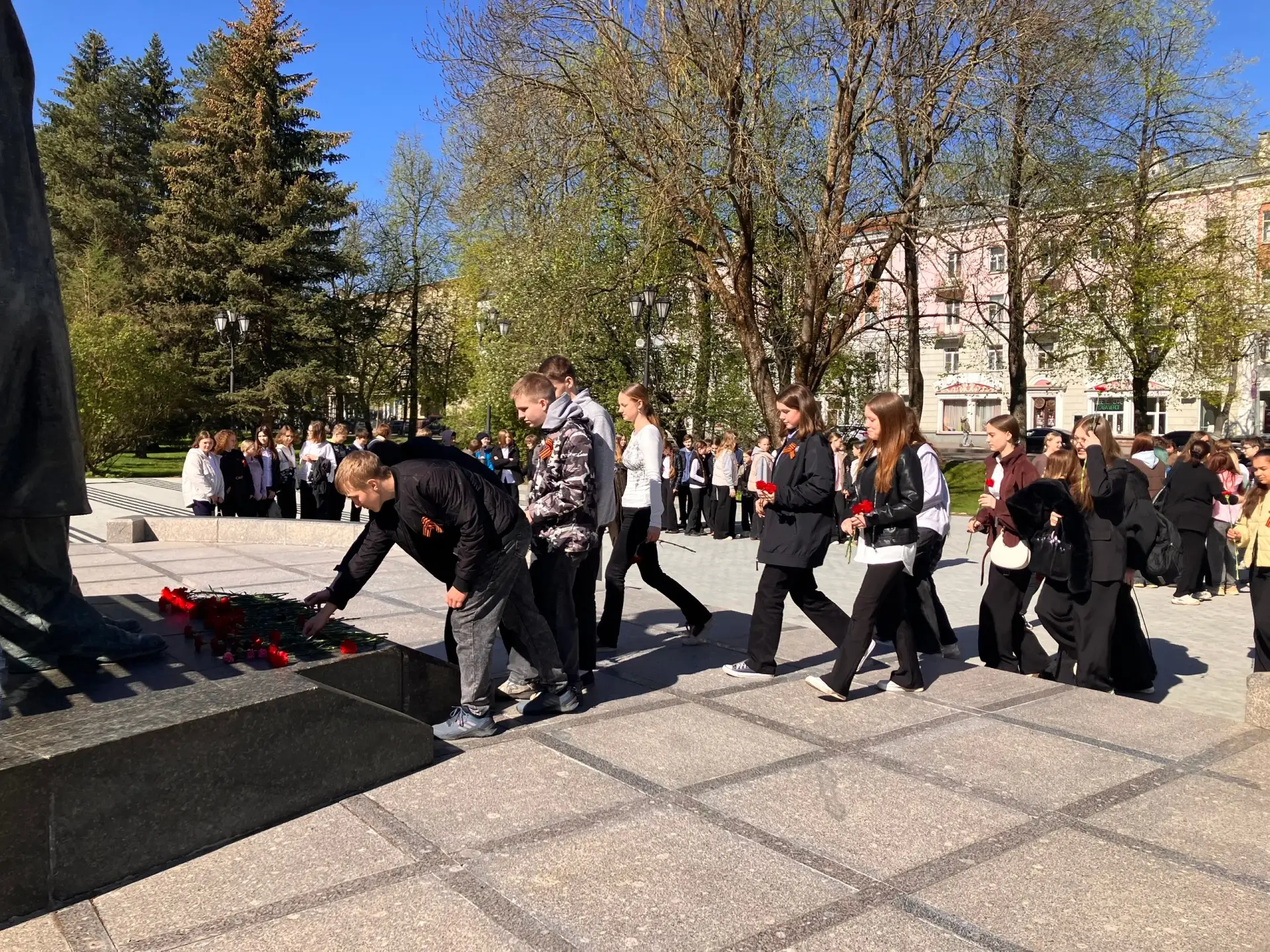 🎖 День Победы у памятника Сергею Рахманинову: память, музыка, единство 🎶  Сегодня у памятника велико