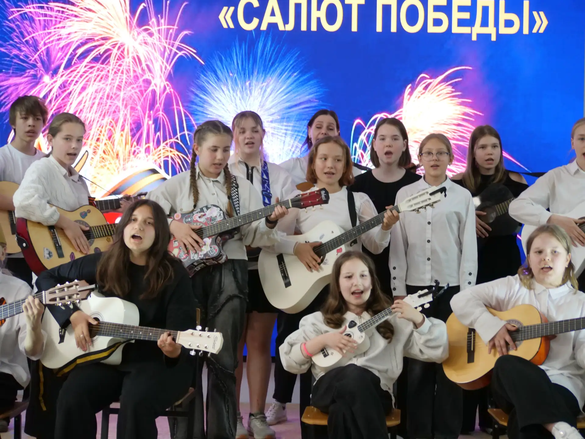 Сегодня прошел первый день традиционного фестиваля-конкурса "Салют Победы".  Перед зрителями предста