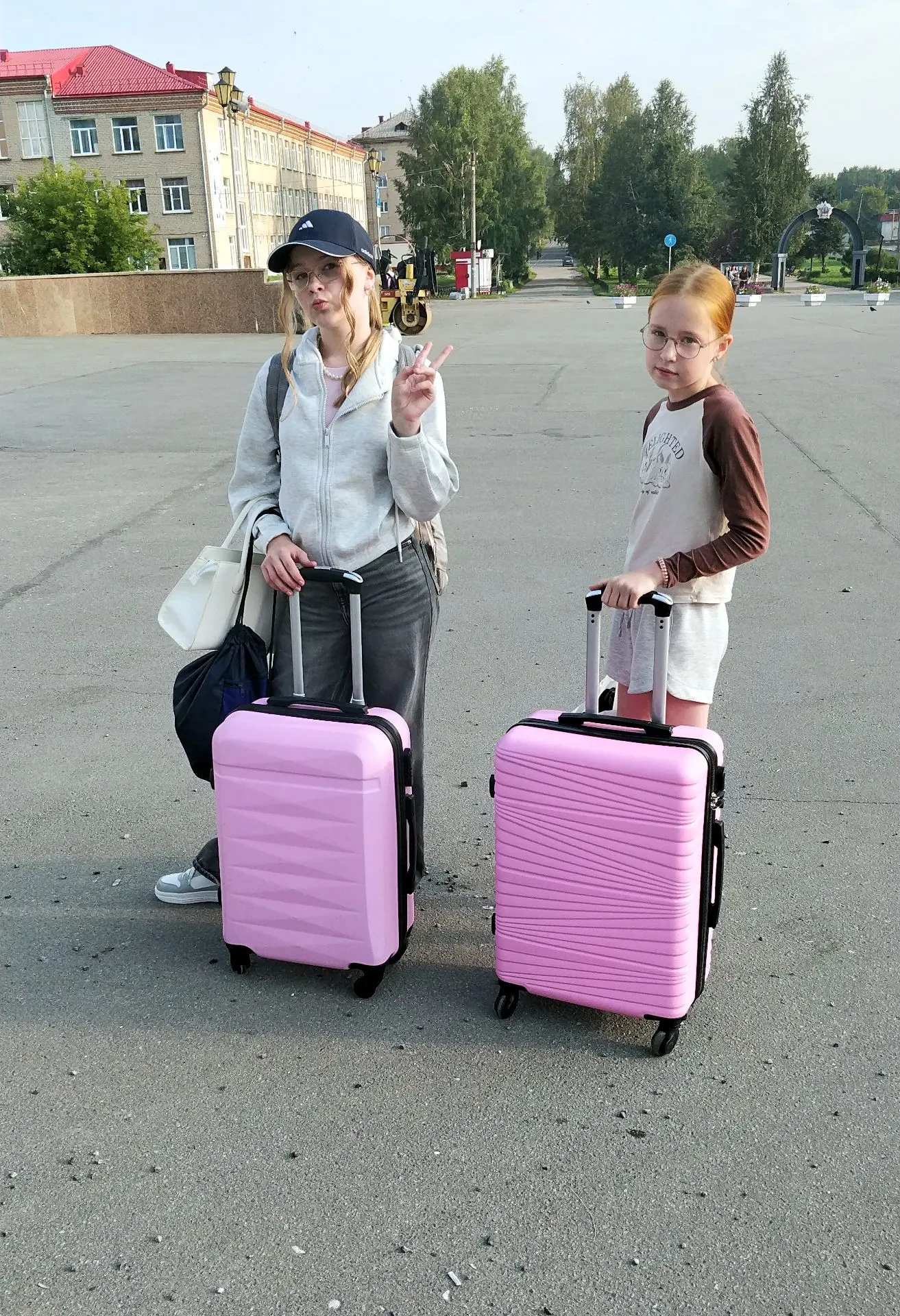 Девчонки отправились отдыхать в лагерь 😘