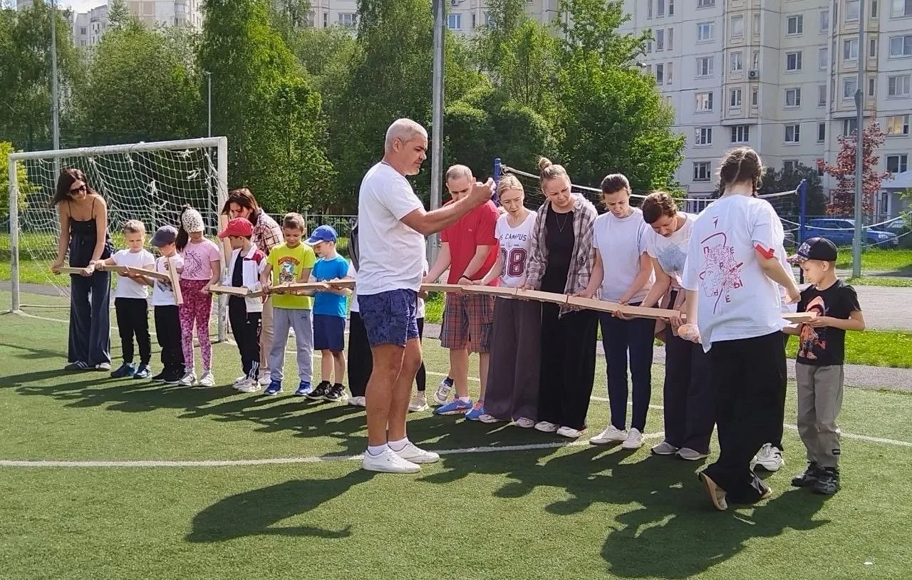 Первоклассники и родители зажгли на «Дне здоровья»  💪 В нашей школе состоялся яркий семейный спортив