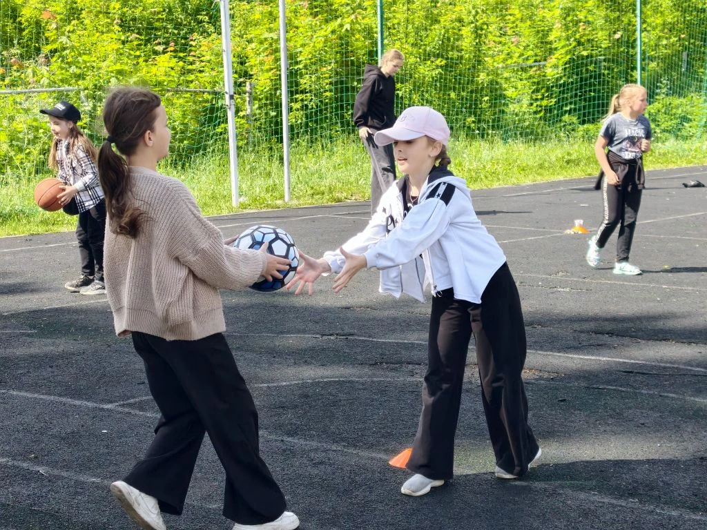 Пришкольный лагерь: спортивный день на стадионе 🏃‍♂️⚡