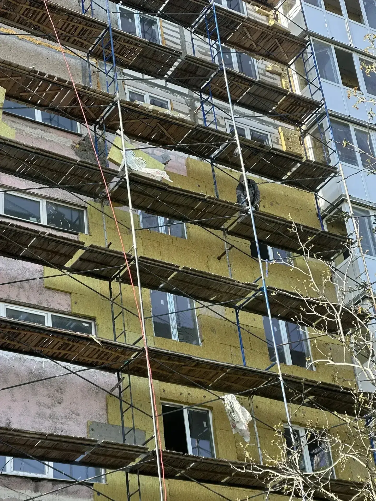 Петербургские строители завершают ремонт еще одного многоквартирного дома в Жовтневом районе  При ко