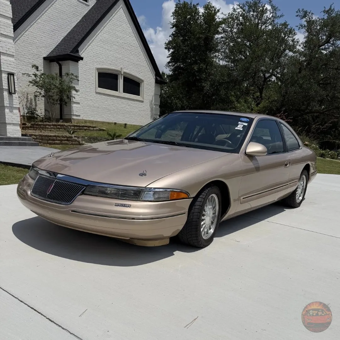 🤎 Lincoln, который разогнали почти до 294 км/ч

На вид это обычный Lincoln Mark VIII начала 90-х. Б