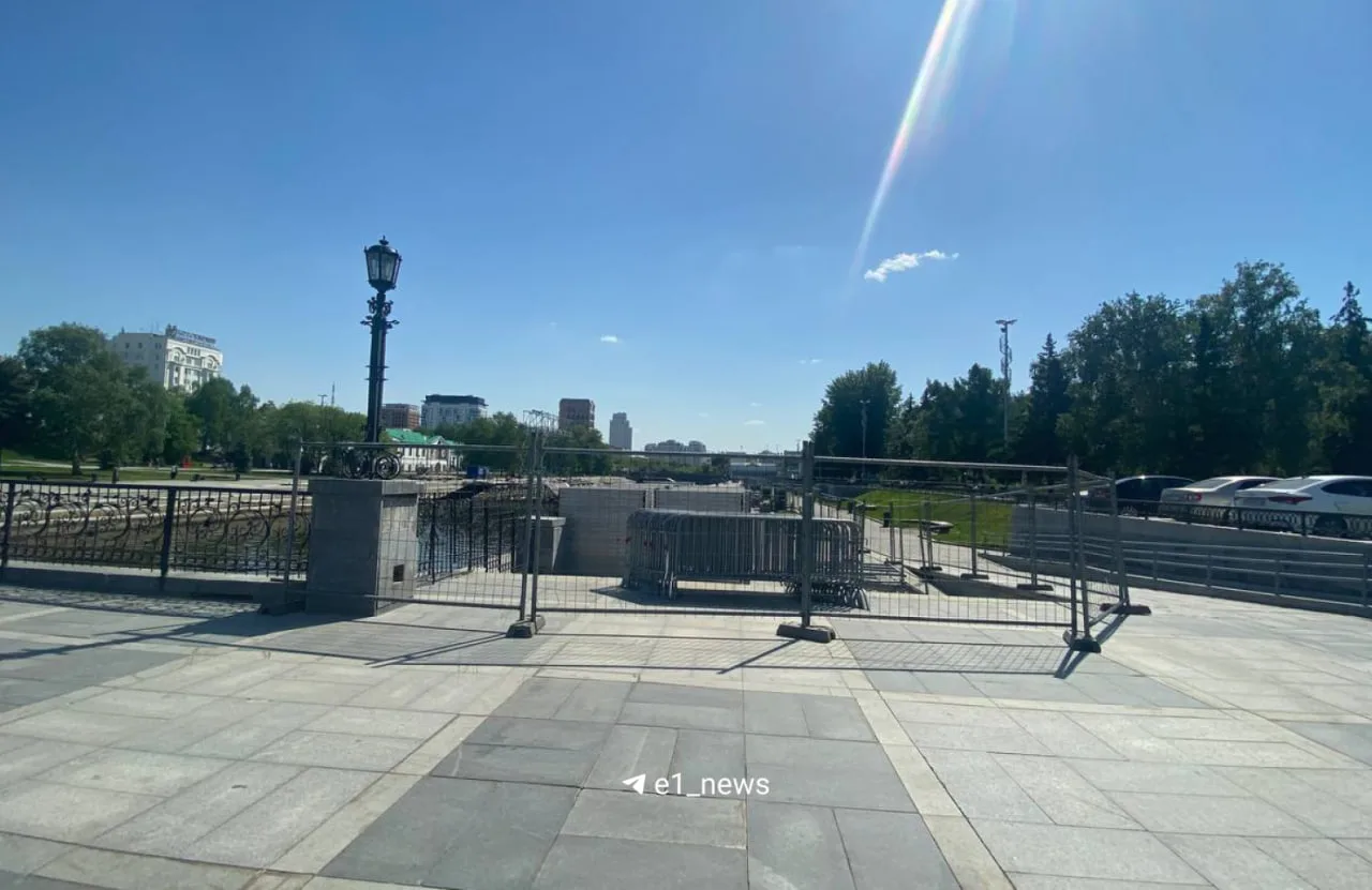 Подготовка к фестивалю «Движение» активно началась на Плотинке.   Через Исеть там строят трассу для 