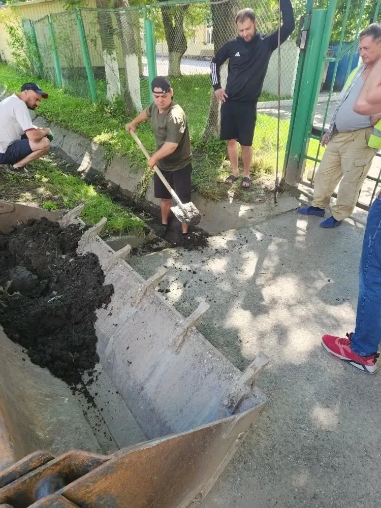 По обращению жителей была очищена ливневая канализация по ул.Октябрьская, дома № 132-134.