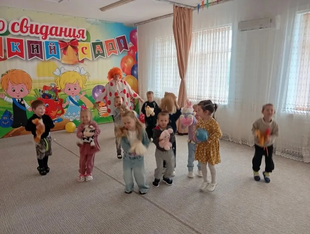 Развлечение в младше--средней группе, посвященное Дню защиты детей. Цель: Познакомить д...