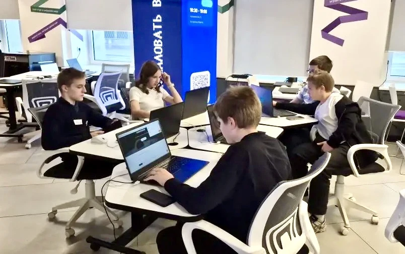ИТ-ТРЕНАЖЁРКА 👨‍💻Семиклассники, участники городского проекта «ИТ-вертикаль», освоили веб-дизайн на м