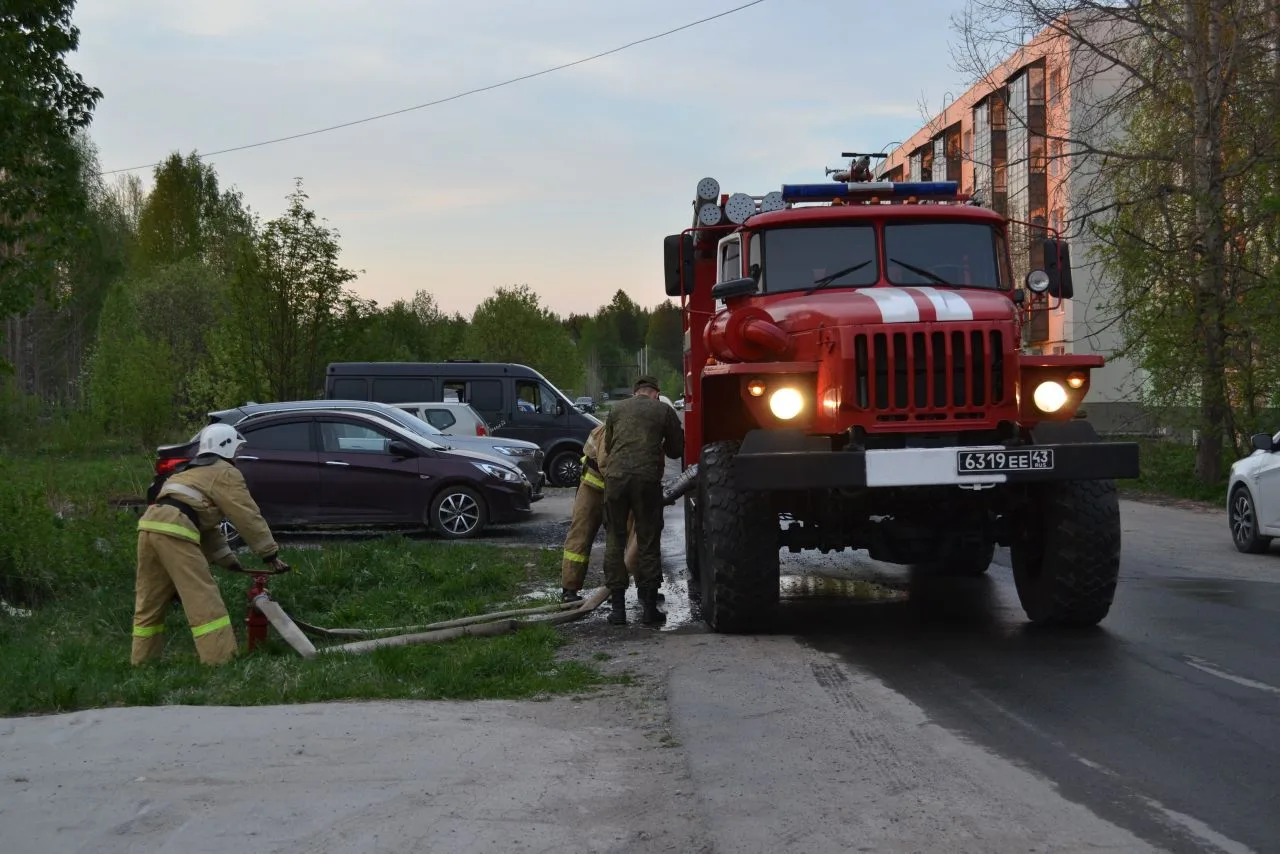 В Мирном накануне вечером произошел серьёзный пожар  Горели гаражи за ул. Советской. По информации Г