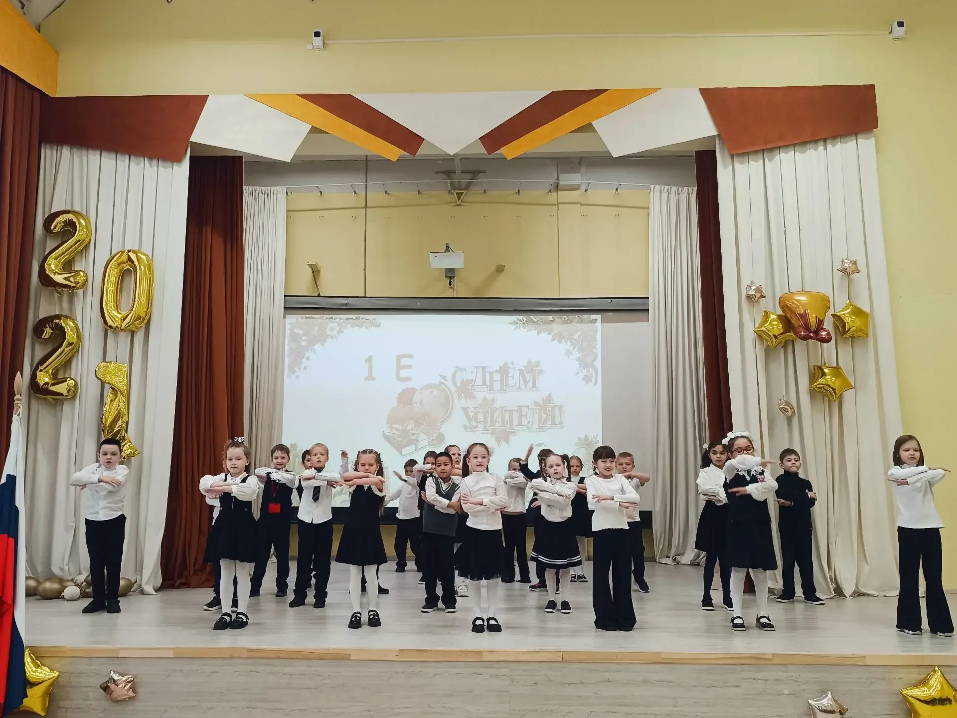 Вчера весь день в корпусе «Б» звучали поздравления и музыка! 🎤