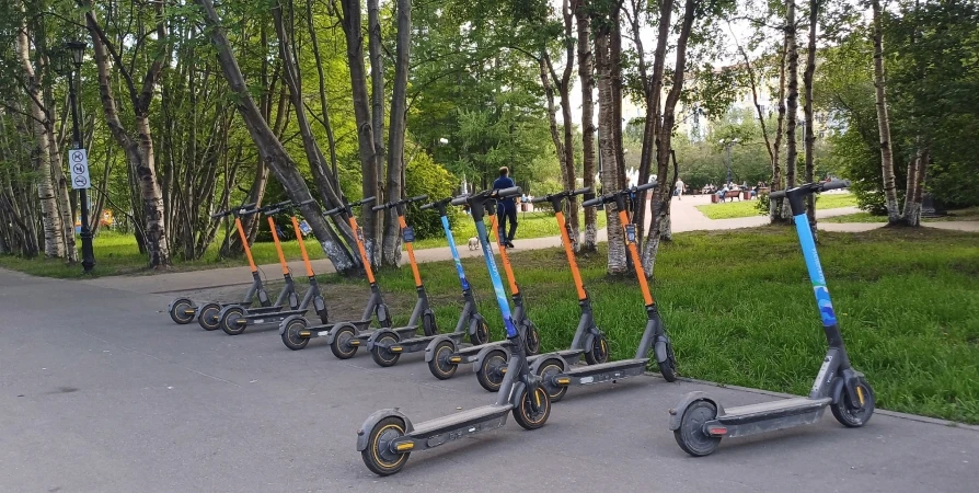 В Мурманске ограничат электросамокатчиков

С 1 сентября им запретят ездить в парках, скверах, на пеш