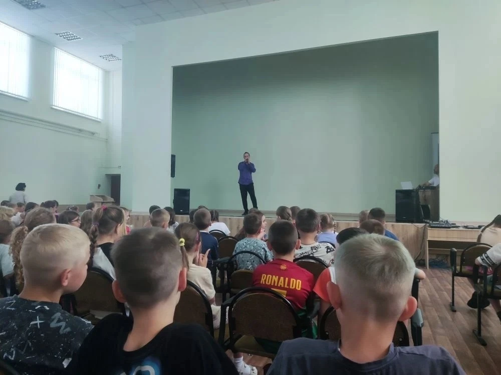 День России в нашей школе: читаем стихи о Родине! 🇷🇺

12 июня наша школа отмечает День России — пр