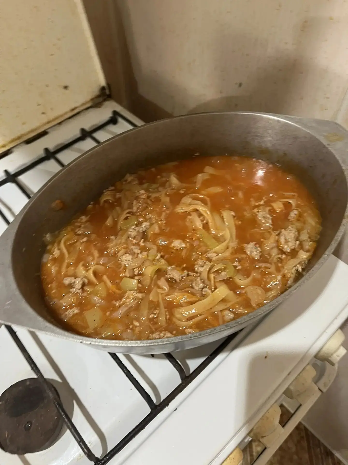 Готовит вкусные обеды  получателю социальных услуг отделения социального обслуживания н...