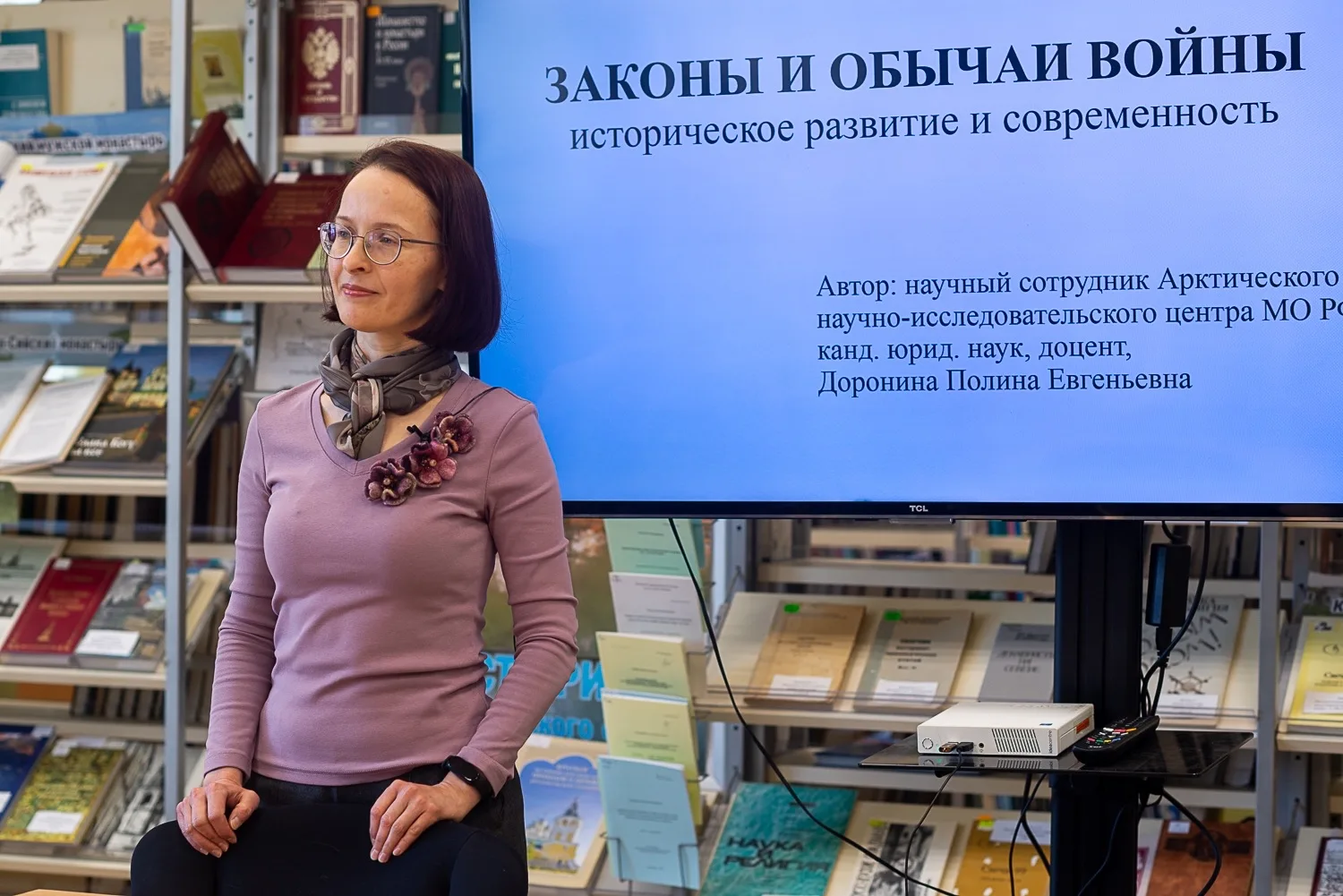 ⚔️ В САФУ прошла лекция «Законы и обычаи войны»  В научной библиотеке с лекцией выступила Полина Дор