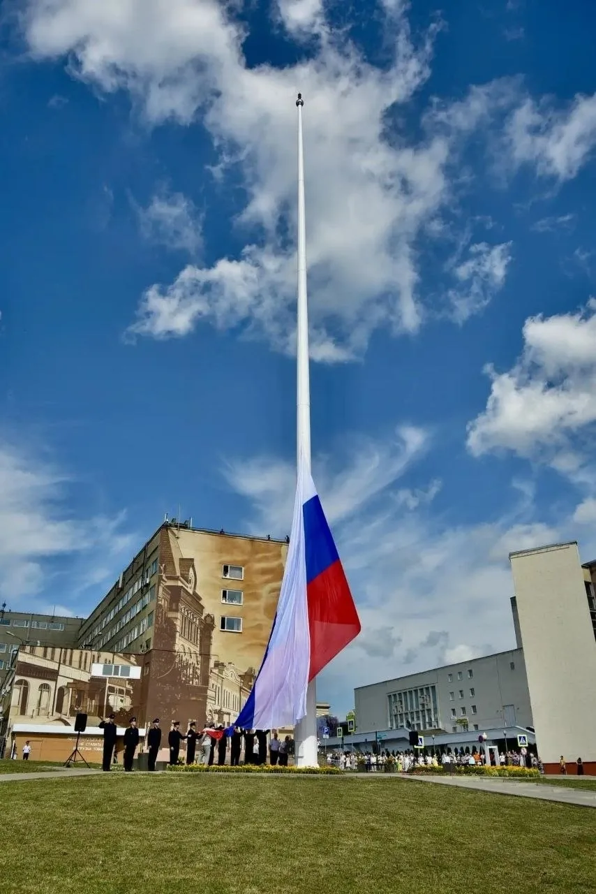 🇷🇺 Порвался флаг на новом флагштоке.