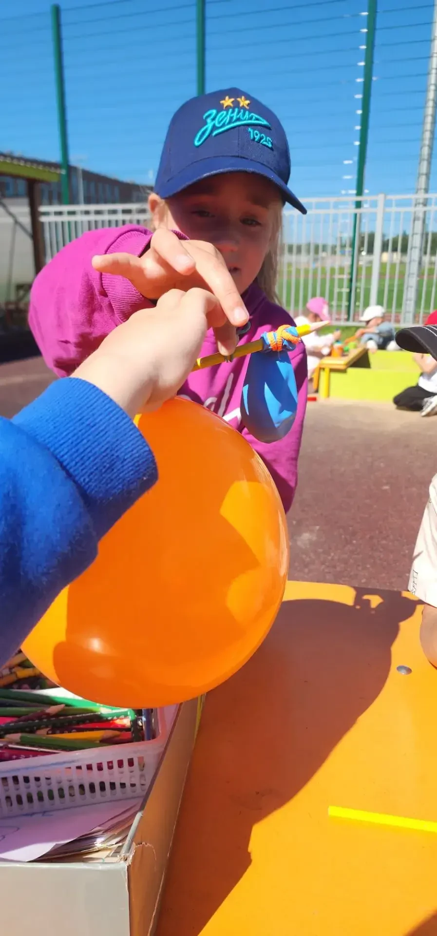 🎈 Воздух имеет вес? Да! Наши юные ученые из групп «Мир открытий» и «Забавные почемучки» доказали эт