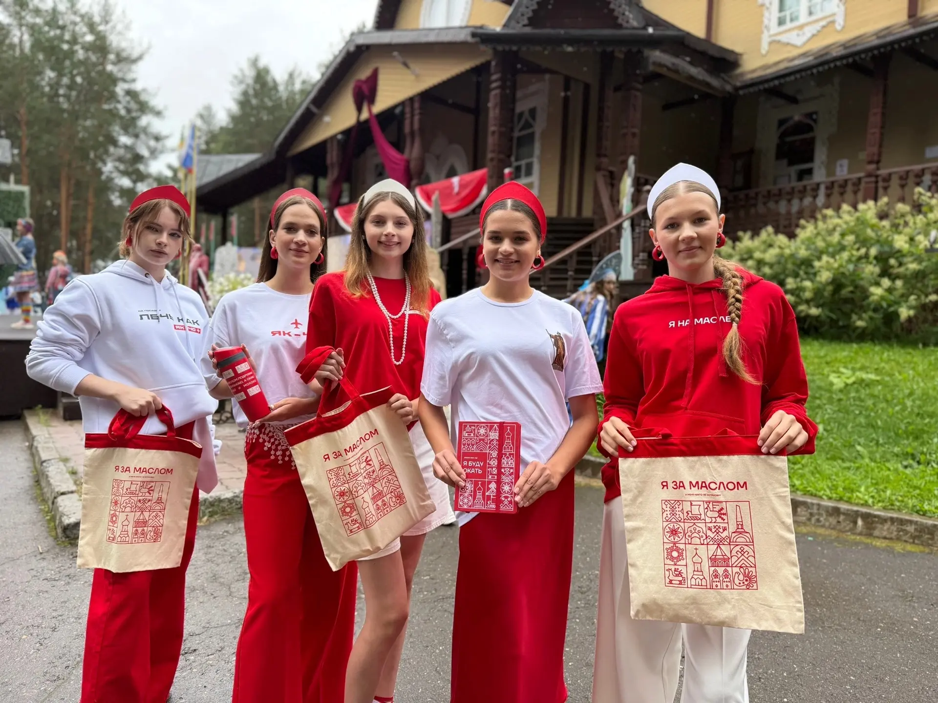 😍 Стильные аксессуары и образы моделей в фирменном вологодском мерче стали великолепны...
