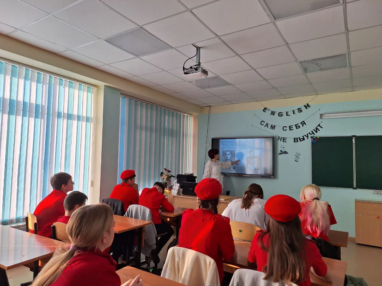 2⃣ февраля для учащихся Юнармейского 6А класса был проведен Урок мужества, посвященный 83-летию Стал