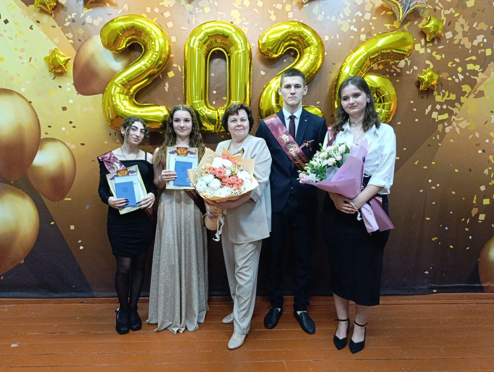 27 июня в МОУ "СОШ п. Придорожный" состоялось торжественное вручение аттестатов о среднем образовани