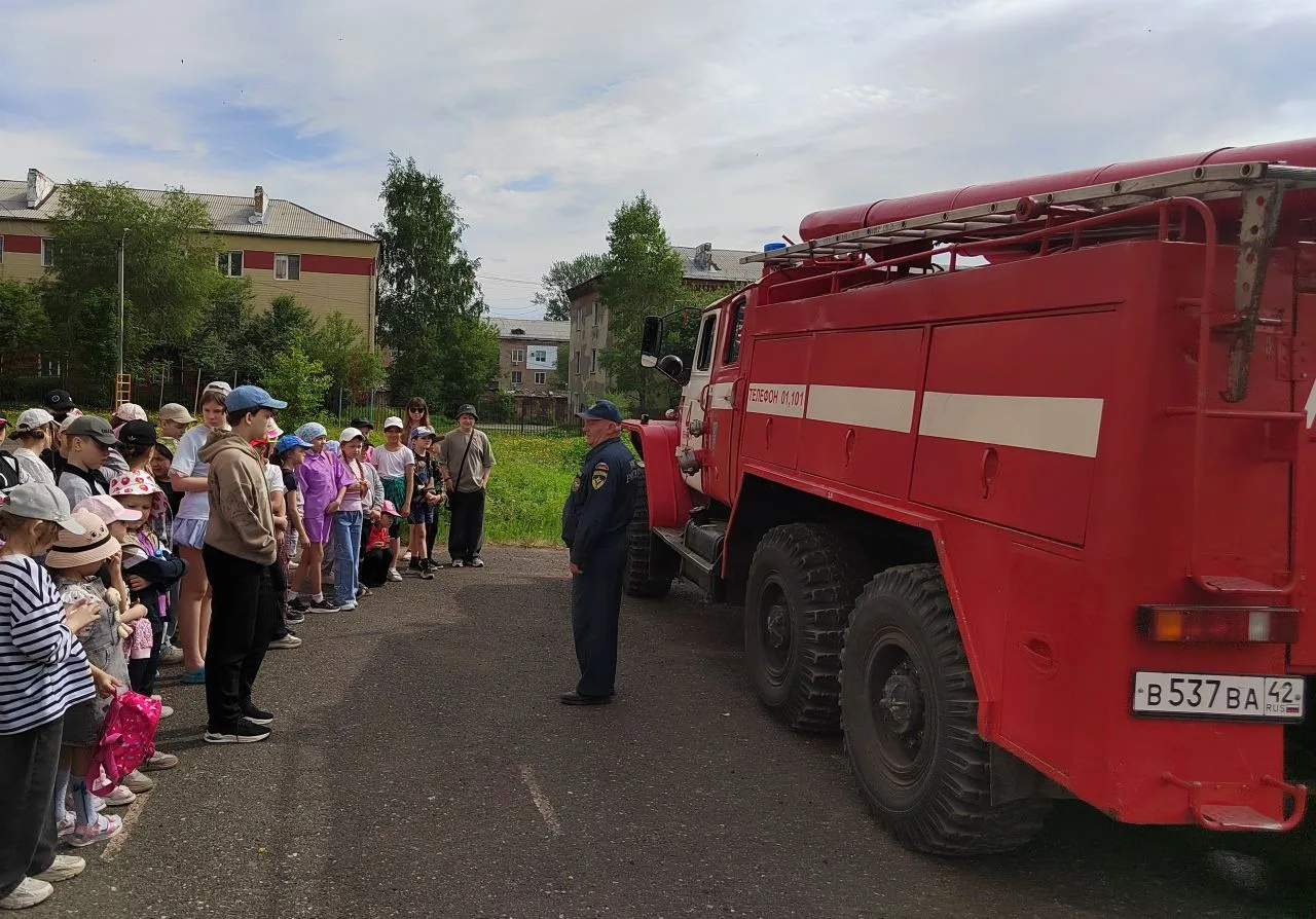 🚒Воспитанники нашего пришкольного лагеря получили незабываемый подарок – к ребятам при...