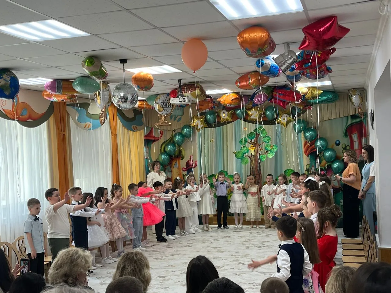 ВЫПУСКНЫЕ ПРАЗДНИКИ в #1корпусРадость ✨